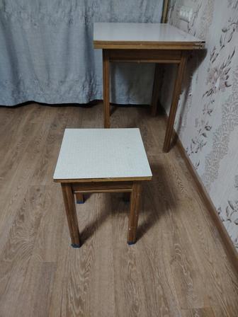 Стол и табуретки