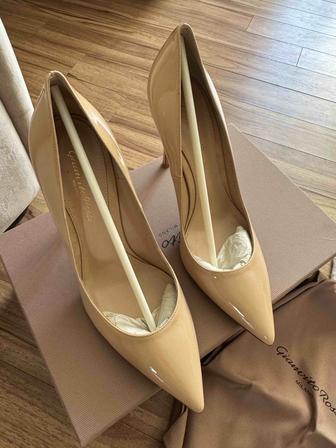 Продам обувь Christian Louboutin 38 размер