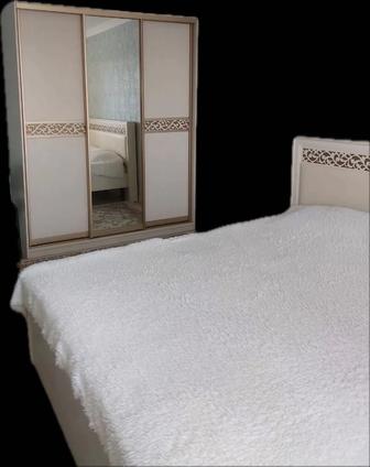 Двуспальная кровать и шкаф из МДФ в отличном состоянии