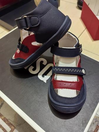 Детская обувь кожаная в отличном состоянии почти новая