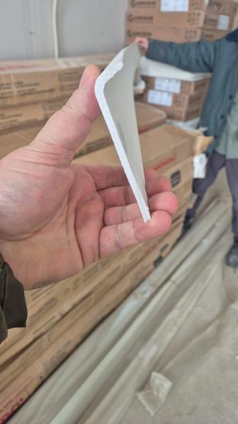 Продам коннелюрный плинтус срочно