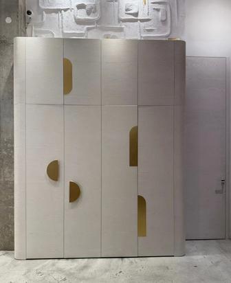 Гардеробный шкаф из шпона дуба (цвет белый дуб) ручки и вставки из латуни