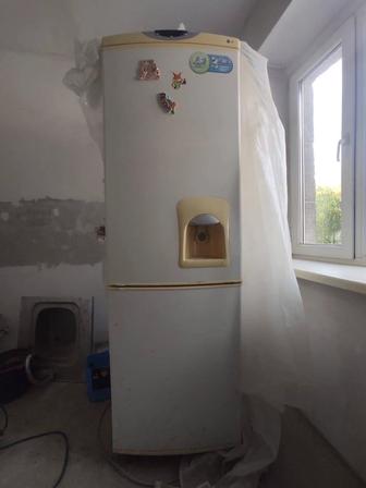 Холодильник с курьером и газовую плиту продам!