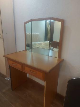 Столик с зеркалами