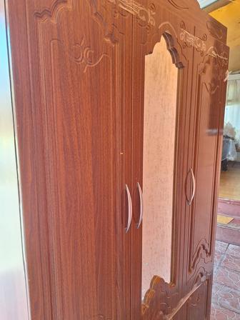 Шифоньер с зеркалом, в отличном состоянии