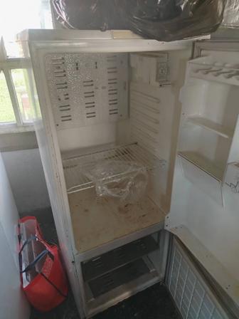 Холодильники б/у две единицы