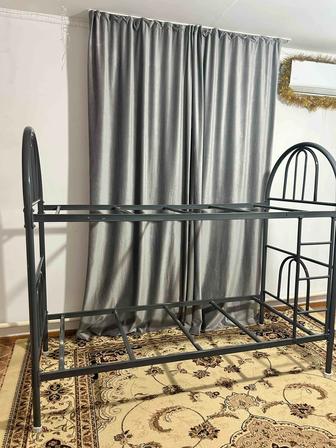 Двухъярусная металлическая кровать