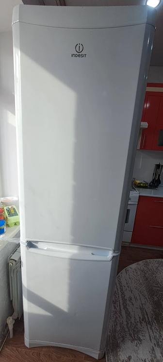 Продам двухкамерный холодильник INDESIT