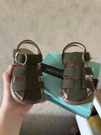 Продам детские сандали