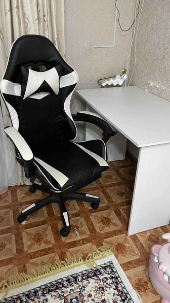 Компьютерный кресло и стол