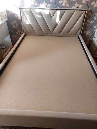 Кровать двухспальная с матрасом