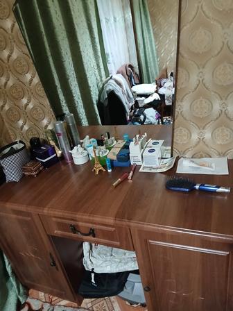 Продам трюмо производства Азербайджан, материал шпон, в хорошем состоянии.