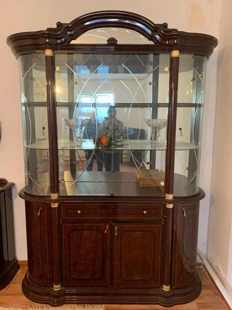 Продается классический сервант (буфет) с витриной и зеркалом