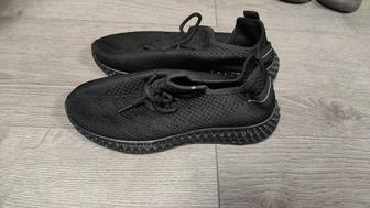 Продам кроссовки новый,без стельки,38 размер черный, маломерят.