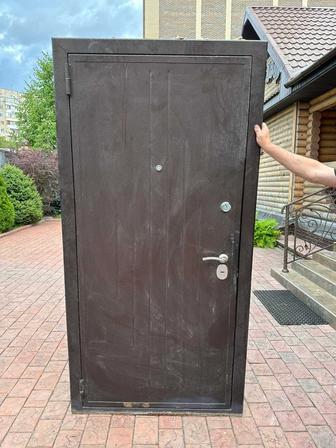 Продам железную дверь