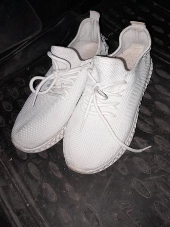 Отдам женские кроссовки/мокасины для девушки 36 размера
За шоколад