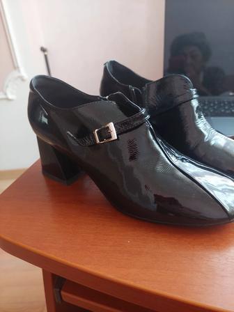 Продам полуботинки размер 39женские новые удобные