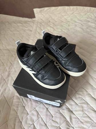 Продам детский кроссовки Adidas