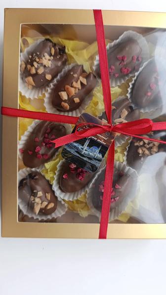 Клубника в шоколаде, финики,бананы Съедобные букеты