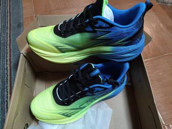 Продам две пары кроссовок мужские размер 42 или 42,5
