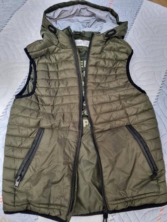 Продам безрукавку детскую