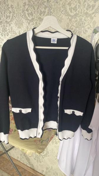 Продам кофту школьную рост 158 см,цена 10 тыс. Одевалась один раз в школу.