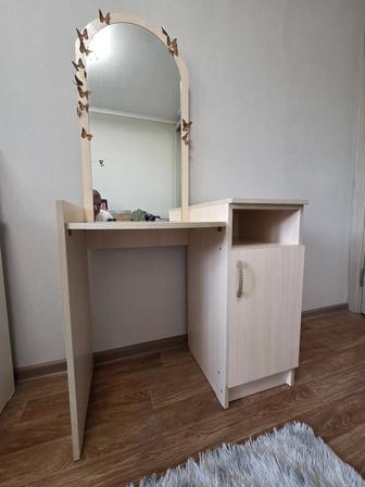 Продам туалетный Стол с зеркалом