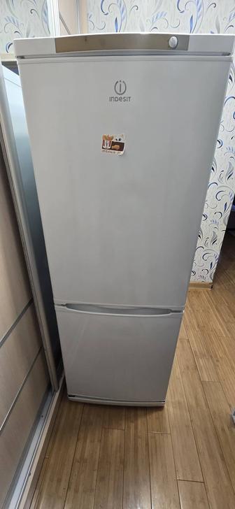 Продам холодильник indesit