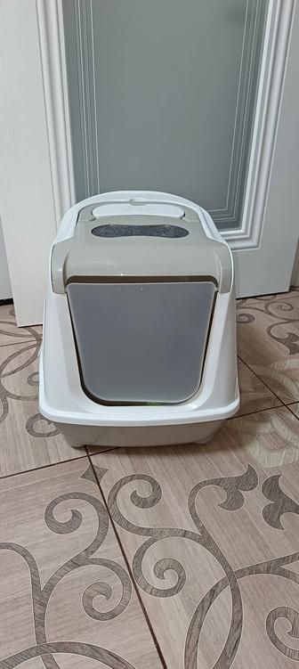 Кошачий биотуалет, закрытого типа.