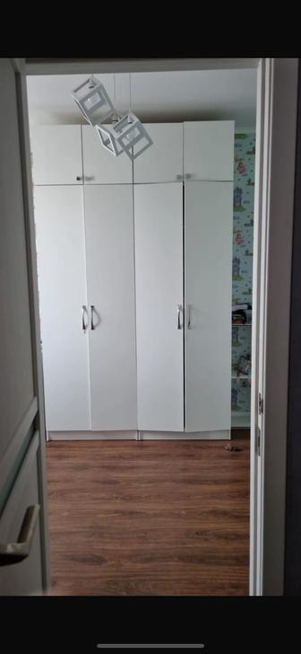 Продается хороший шкаф до потолка