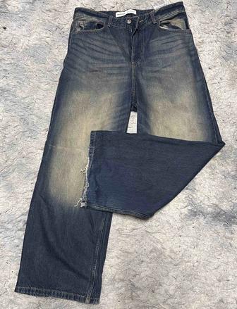 Джинсы BERSHKA размера
40EUR оверсайз