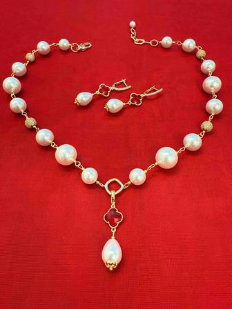 Колье с кулоном и серьги