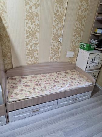 Двухярусная кровать, матрасы, книжные полки
