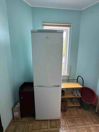 Холодильник Indesit состояние идеальное