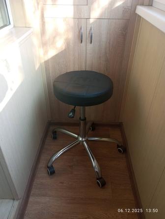 Продам стул на колесах