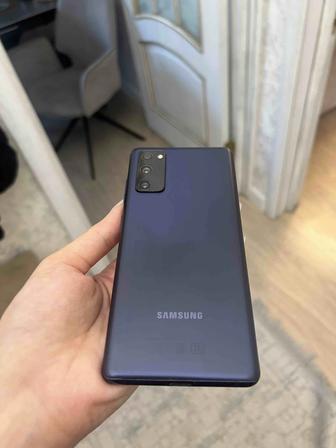 Телефон Samsung S20 FE