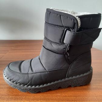 Сапоги новые женские продаю.