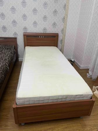 Продам две кровати, 1.5 и 1 местные, вместе с матрасами