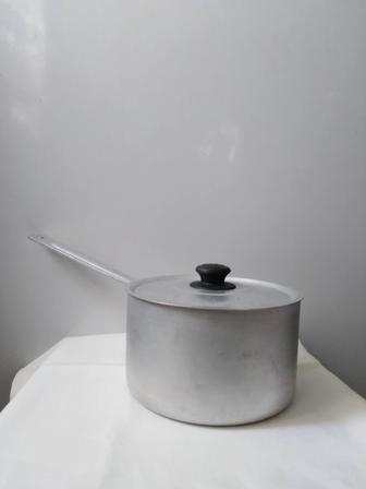 ПРОДАМ ДЁШЕВО КОВШ. Из алюминия, 1 л. С крышкой, бу