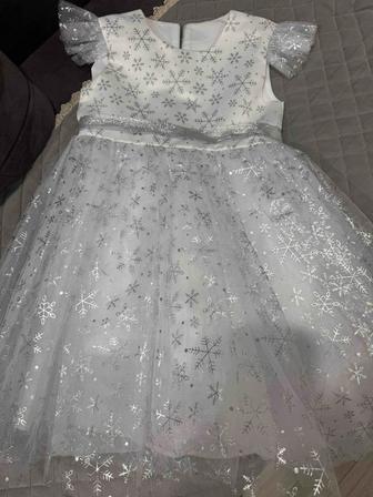 Продаю платье снежинки