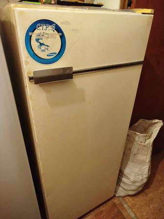 Продаю холодильник рабочий с морозильной камерой