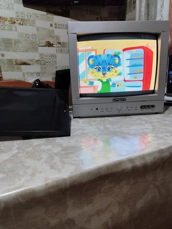 Телевизор с кронштейном настенным поворотным