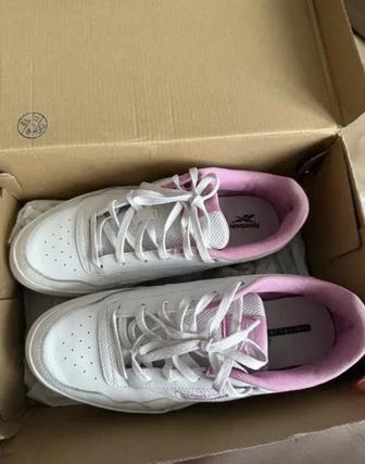 Продам Reebok кроссовки