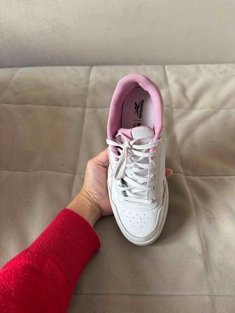Продаю срочно новые кроссовки Reebok!