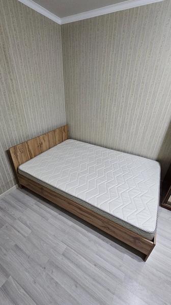 Кровать и жесткий матрас 140х200