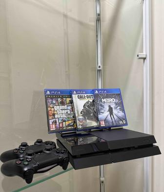 SonyPlayStation4,Два геймпада и три диска в комплекте,без коробки