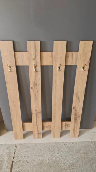 Вешалка для вещей, настенная.