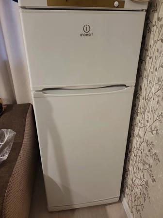 Продаю холодильник Indesit