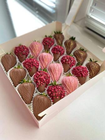 Финики и клубника в шоколаде