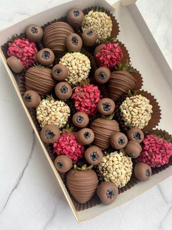 Финики и клубника в шоколаде